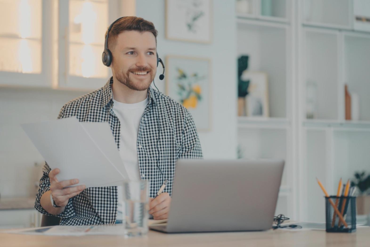 Planificación financiera básica con documentos y calculadora