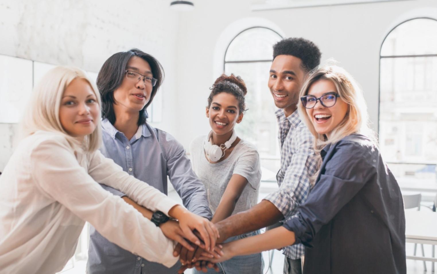 Estudiante revisando su presupuesto personal en una tablet