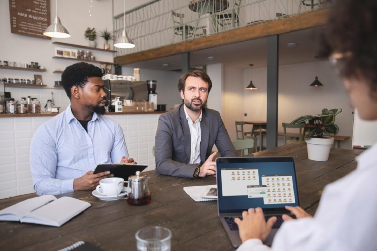 Taller de educación financiera con participantes aprendiendo sobre presupuestos familiares