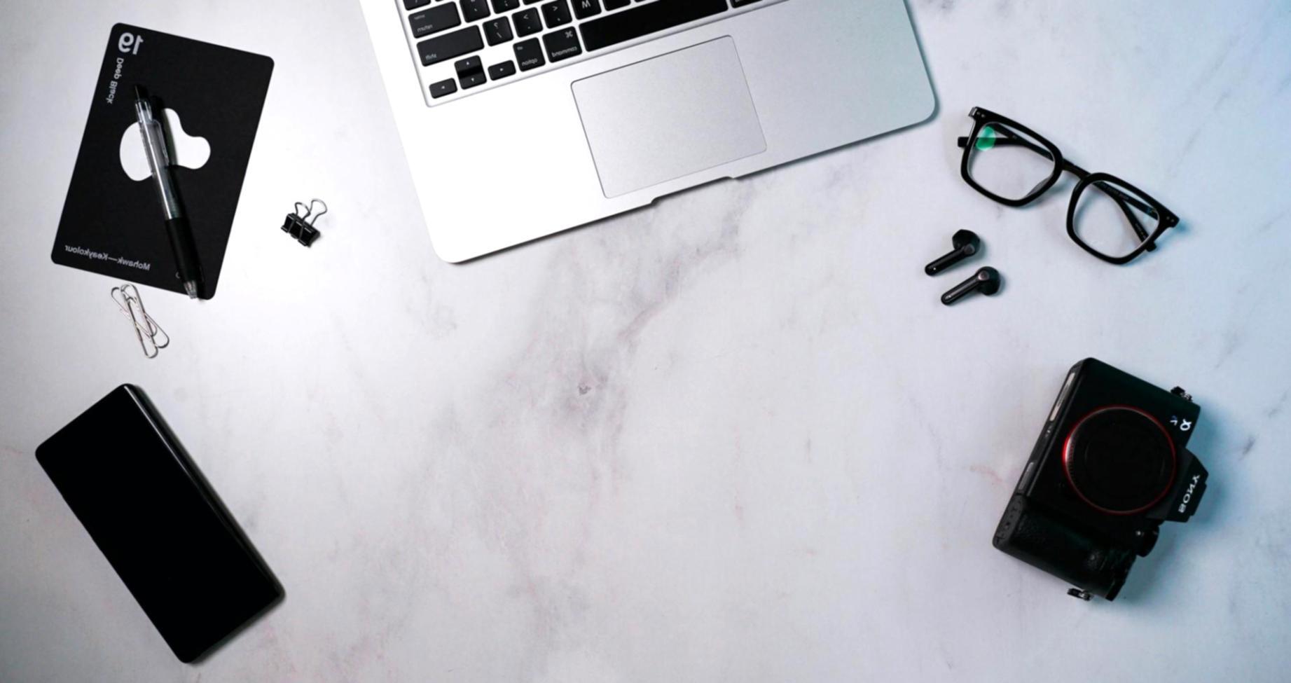 Sesión de planificación financiera con documentos y calculadora