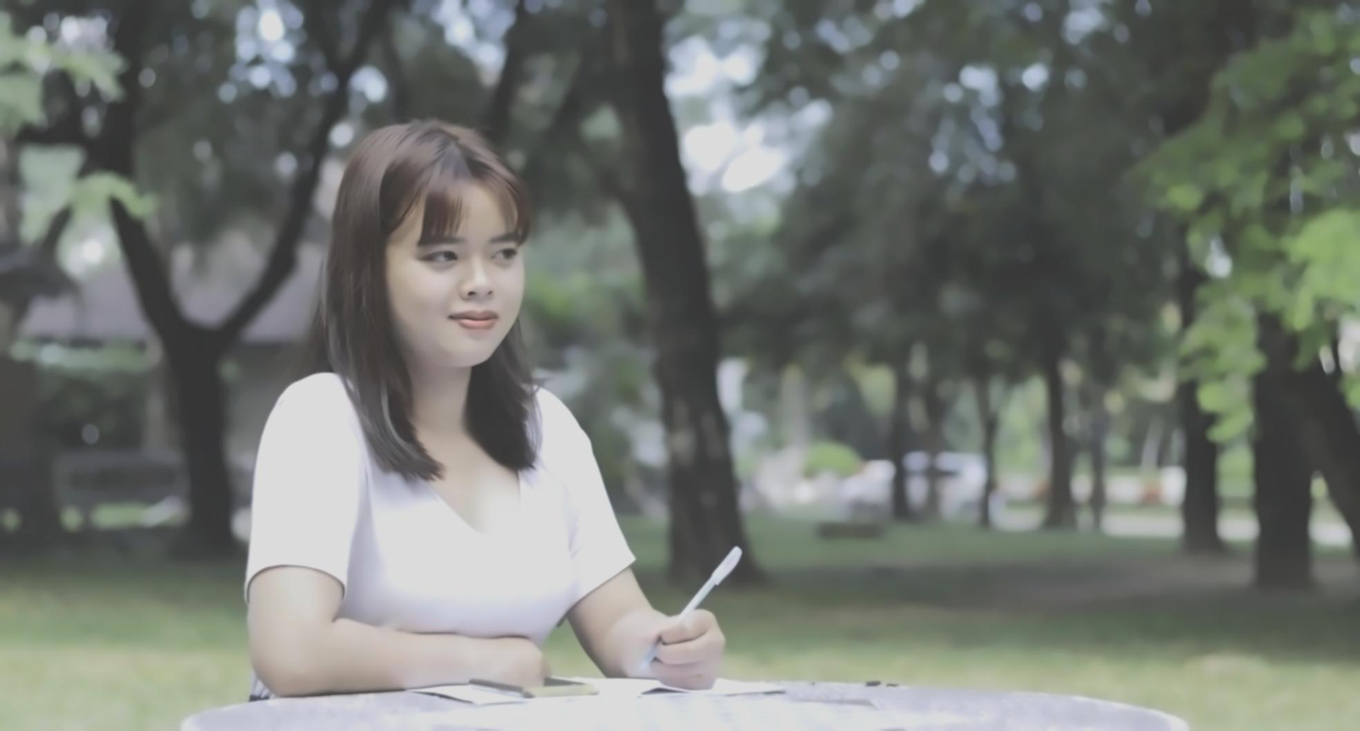 Familia revisando su presupuesto mensual en casa